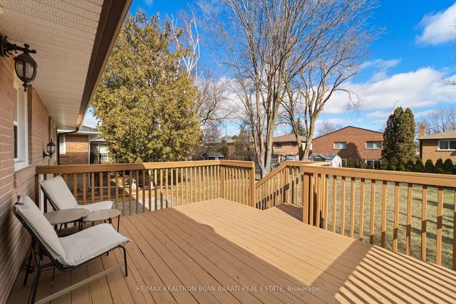 17 Ambrose Rd, House detached with 3 bedrooms, 2 bathrooms and 5 parking in Toronto ON | Image 26