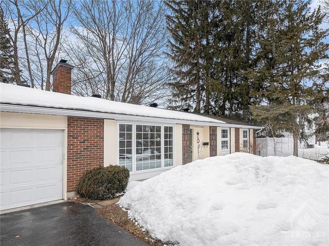 6 Crofton Road, House detached with 3 bedrooms, 3 bathrooms and 5 parking in Ottawa ON | Image 1
