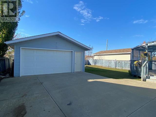 8213 105 Avenue, House detached with 4 bedrooms, 2 bathrooms and 5 parking in Peace River AB | Image 2