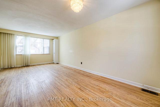 main - 124 Edinborough Crt, House other with 3 bedrooms, 1 bathrooms and 1 parking in Toronto ON | Image 21