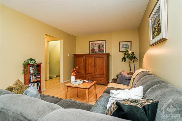 343 Kintyre Private, Townhouse with 3 bedrooms, 1 bathrooms and 1 parking in Ottawa ON | Image 2