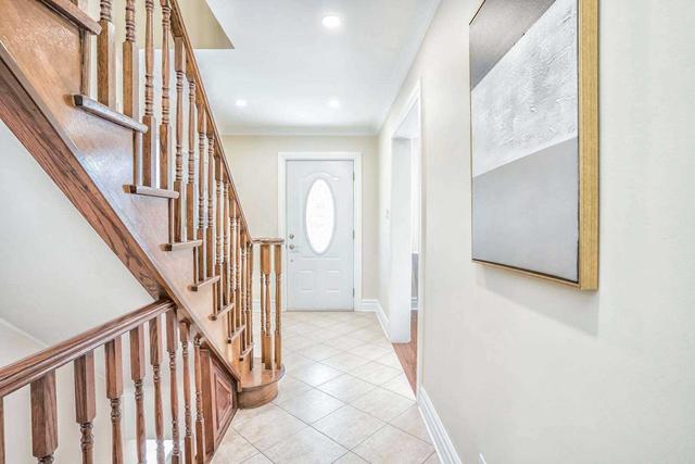 19 Silverthorn Ave, House detached with 3 bedrooms, 2 bathrooms and 1 parking in Toronto ON | Image 7