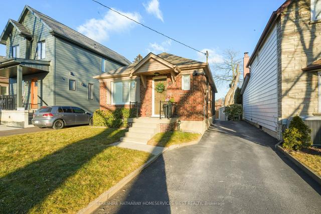 21 Smithfield Dr, House detached with 2 bedrooms, 2 bathrooms and 3 parking in Toronto ON | Image 12