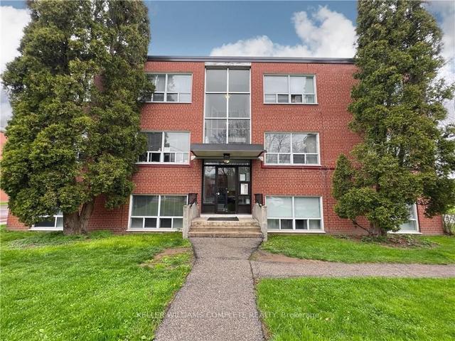 304 - 37 Mericourt Rd, Condo with 2 bedrooms, 1 bathrooms and 1 parking in Hamilton ON | Image 1