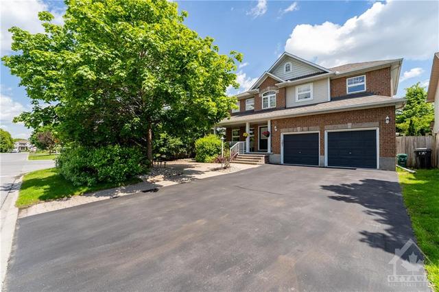 28 Thresher Avenue, House detached with 4 bedrooms, 3 bathrooms and 6 parking in Ottawa ON | Image 2