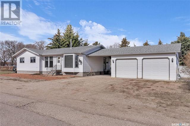 109 3rd Avenue, House detached with 3 bedrooms, 3 bathrooms and null parking in Harris SK | Image 1