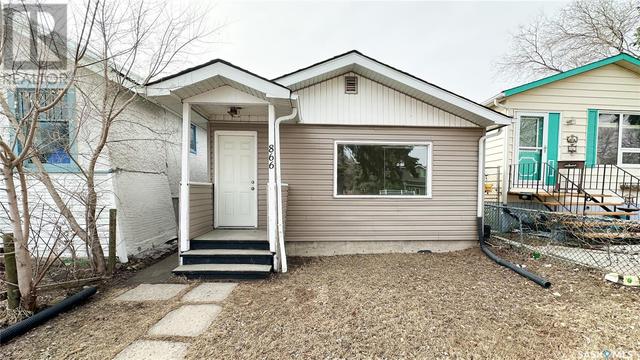 866 Robinson Street, House detached with 2 bedrooms, 1 bathrooms and null parking in Regina SK | Image 1