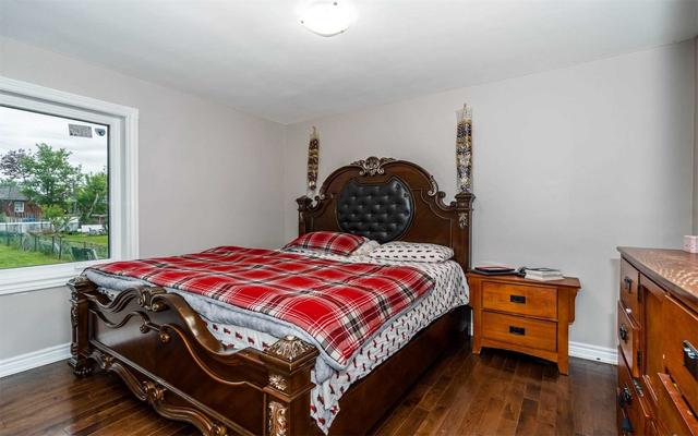 34 Yorkshire Rd, House detached with 3 bedrooms, 3 bathrooms and 4 parking in Toronto ON | Image 5
