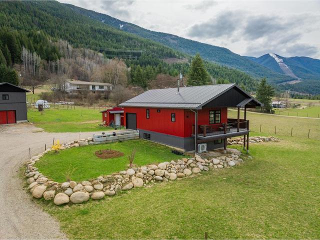 2346 Upper Glade Road, House detached with 2 bedrooms, 3 bathrooms and 10 parking in Central Kootenay I BC | Image 4