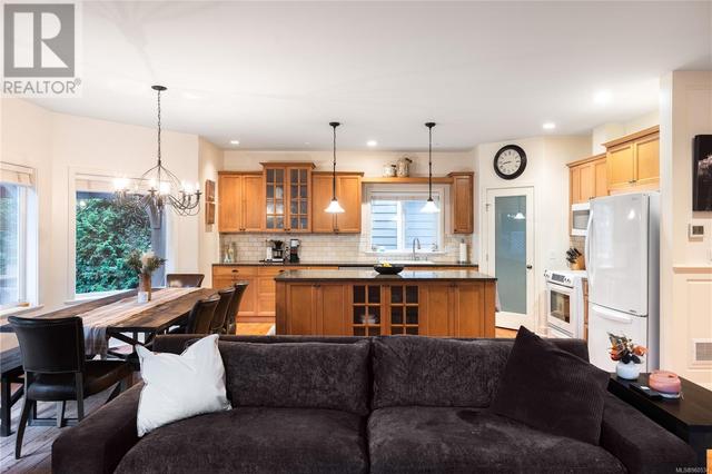539 Caselton Pl, House detached with 4 bedrooms, 4 bathrooms and 4 parking in Saanich BC | Image 9
