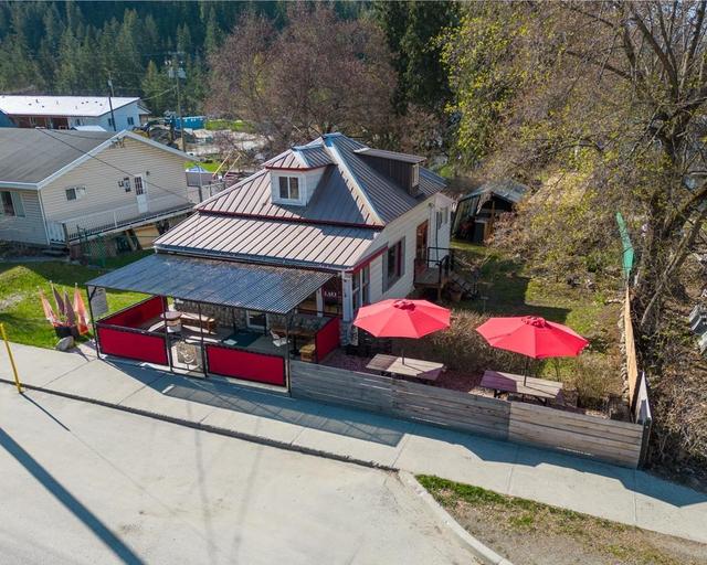 513 6th Avenue, House detached with 2 bedrooms, 1 bathrooms and null parking in New Denver BC | Image 3