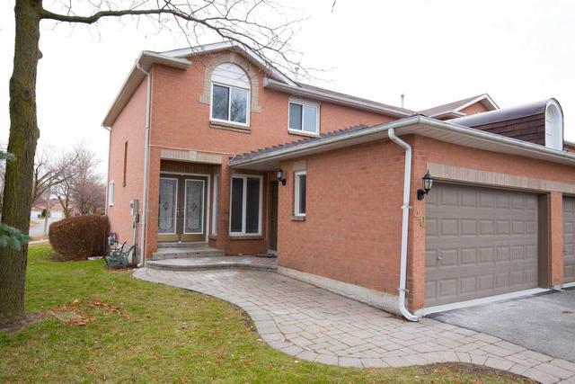 40 Farnham Dr, Townhouse with 3 bedrooms, 4 bathrooms and 2 parking in Brampton ON | Image 1