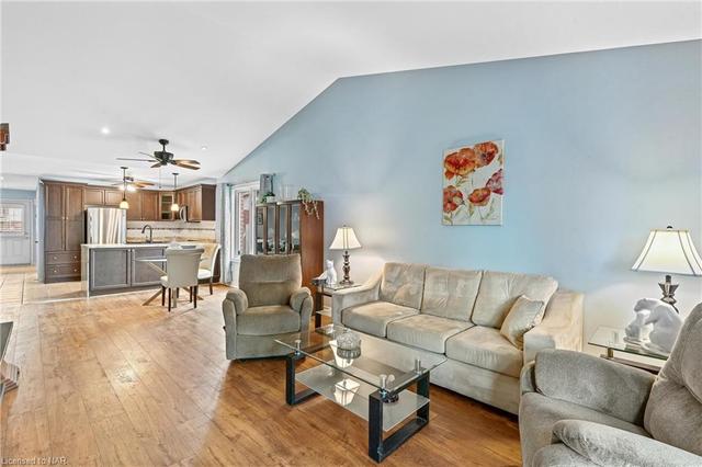 7042 Brittany Court, House semidetached with 2 bedrooms, 2 bathrooms and 3 parking in Niagara Falls ON | Image 7