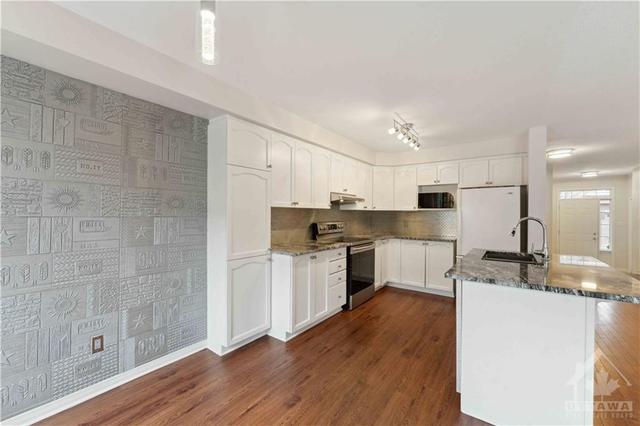136 Gatespark Private, Townhouse with 3 bedrooms, 3 bathrooms and 2 parking in Ottawa ON | Image 2