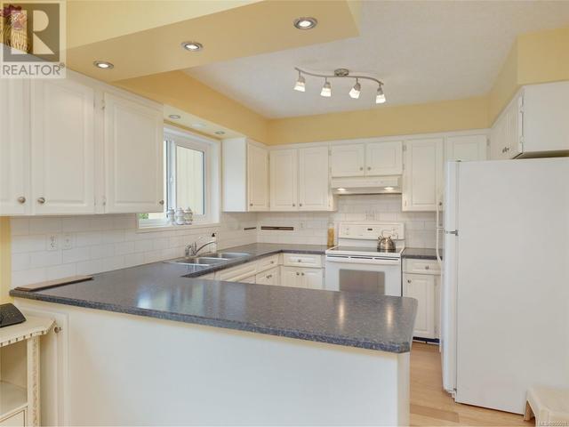 1568 Granada Cres, House detached with 4 bedrooms, 3 bathrooms and 2 parking in Saanich BC | Image 5