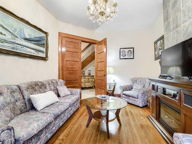 1098 Dundas St W, House attached with 4 bedrooms, 2 bathrooms and 3 parking in Toronto ON | Image 38
