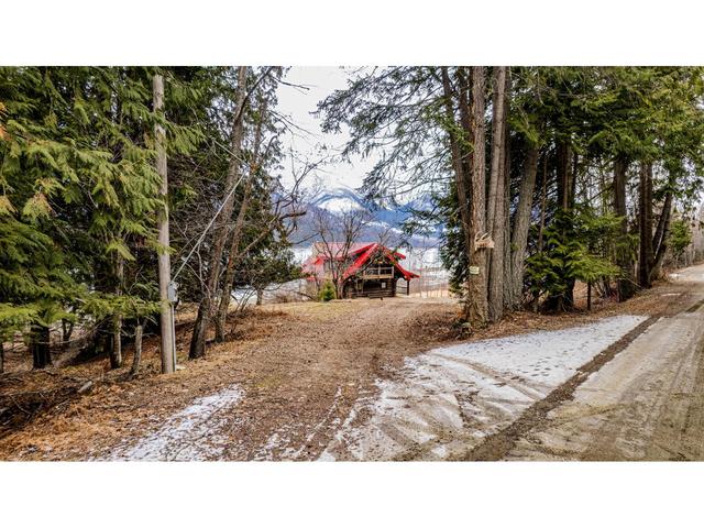 682 Lower Inonoaklin Rd, House detached with 3 bedrooms, 3 bathrooms and 10 parking in Central Kootenay K BC | Image 46