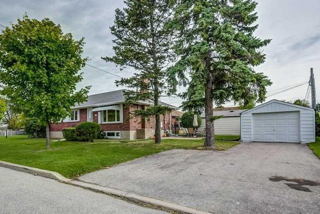 101 Waringstown Dr, House detached with 3 bedrooms, 2 bathrooms and 3 parking in Toronto ON | Image 2