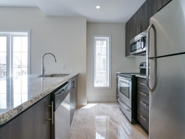 2301 Natasha Circ, House attached with 3 bedrooms, 2 bathrooms and 1 parking in Oakville ON | Image 12
