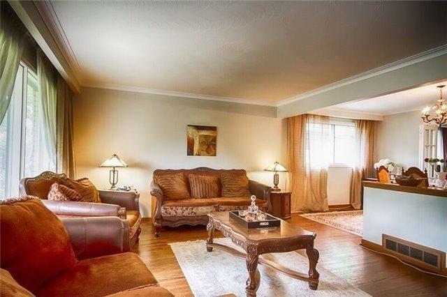 8 Tobruk Cres, House detached with 3 bedrooms, 1 bathrooms and 4 parking in Toronto ON | Image 2