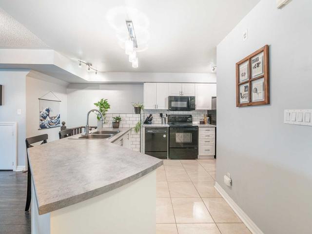 th 5 - 118 Finch Ave W, Townhouse with 2 bedrooms, 3 bathrooms and 2 parking in Toronto ON | Image 2
