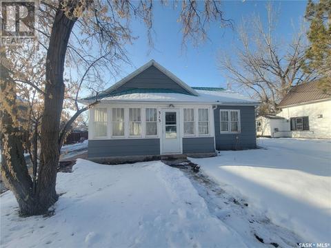 313 1st Street W, House detached with 2 bedrooms, 1 bathrooms and null parking in Wilkie SK | Card Image
