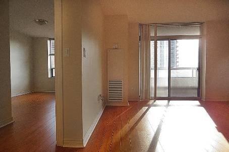 1107 - 18 Sommerset Way, Condo with 1 bedrooms, 1 bathrooms and 1 parking in Toronto ON | Image 2