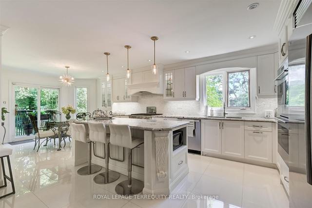 11 Blaketon Rd, House detached with 4 bedrooms, 3 bathrooms and 6 parking in Toronto ON | Image 3