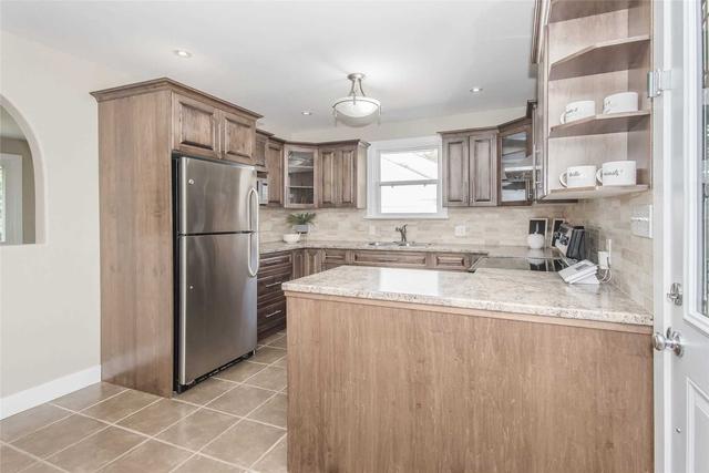 73 Christopher Dr, House detached with 2 bedrooms, 2 bathrooms and 3 parking in Cambridge ON | Image 3