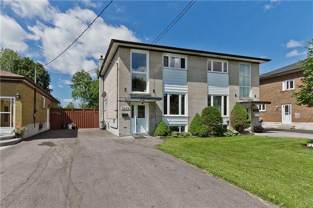 3644 Anniversary Rd, House semidetached with 3 bedrooms, 2 bathrooms and 4 parking in Mississauga ON | Image 1