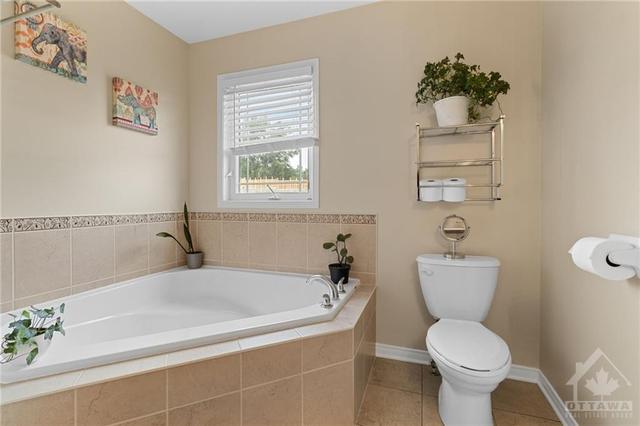 690 Percifor Way, Townhouse with 3 bedrooms, 4 bathrooms and 4 parking in Ottawa ON | Image 17