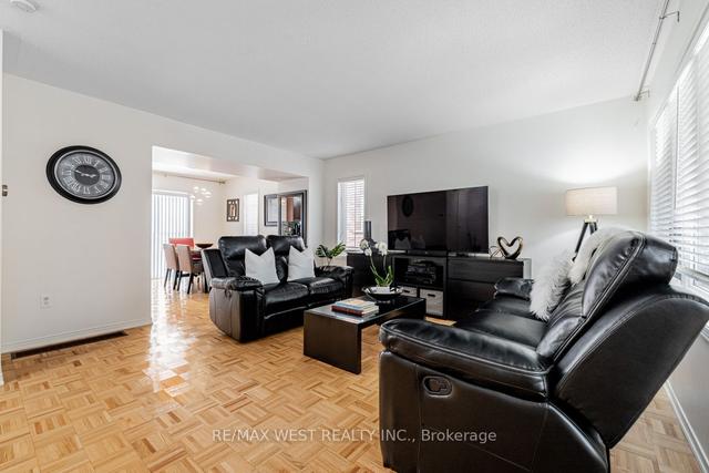 th18 - 375 Cook Rd, Townhouse with 3 bedrooms, 2 bathrooms and 3 parking in Toronto ON | Image 2