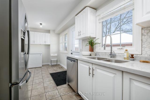 38 - 10 Bassett Blvd, Townhouse with 3 bedrooms, 3 bathrooms and 2 parking in Whitby ON | Image 3