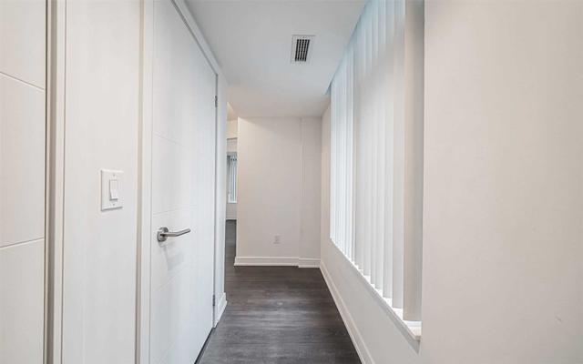 730 - 525 Adelaide St W, Condo with 2 bedrooms, 2 bathrooms and 0 parking in Toronto ON | Image 3
