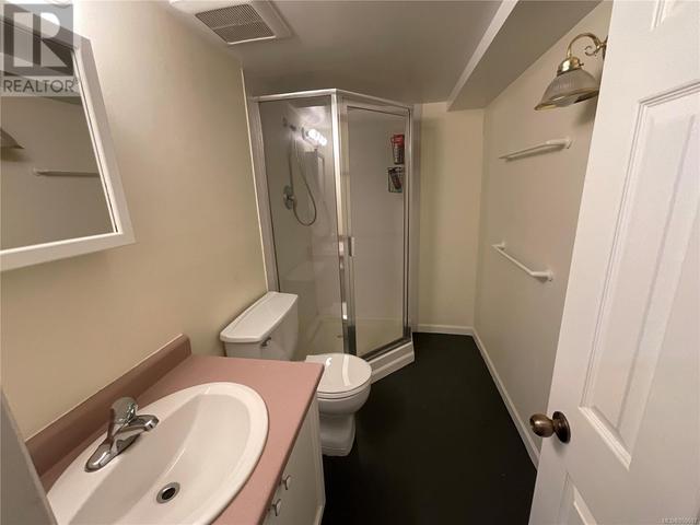 Suite Bathroom | Image 29