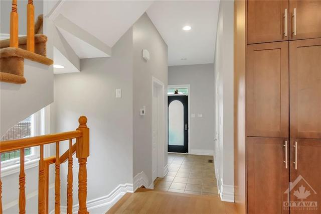 210 Stedman Street, Townhouse with 3 bedrooms, 3 bathrooms and 3 parking in Ottawa ON | Image 3