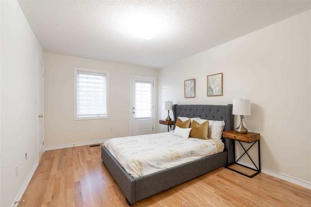 29 Shiff Cres, House attached with 3 bedrooms, 3 bathrooms and 3 parking in Brampton ON | Image 11