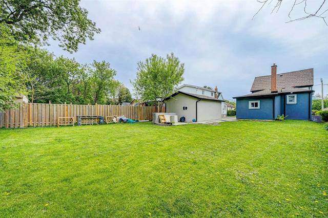 747 Gifford St, Home with 3 bedrooms, 2 bathrooms and 3 parking in Oshawa ON | Image 4