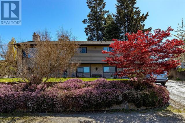 559 Kenneth St, House detached with 4 bedrooms, 3 bathrooms and 4 parking in Saanich BC | Image 1