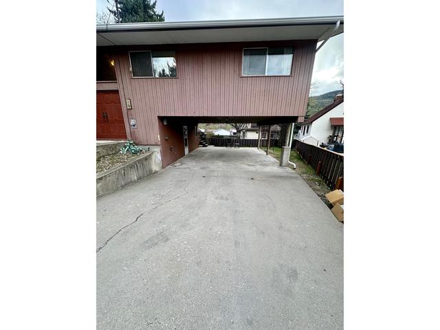 2302 Sixth Avenue, House detached with 3 bedrooms, 2 bathrooms and null parking in Trail BC | Image 3