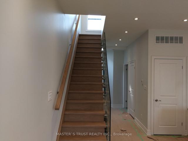 unit2 - 246 Lippincott St, House detached with 4 bedrooms, 2 bathrooms and 0 parking in Toronto ON | Image 5