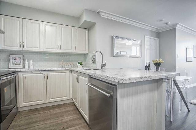 uph5 - 256 Doris Ave, Condo with 2 bedrooms, 2 bathrooms and 1 parking in Toronto ON | Image 9