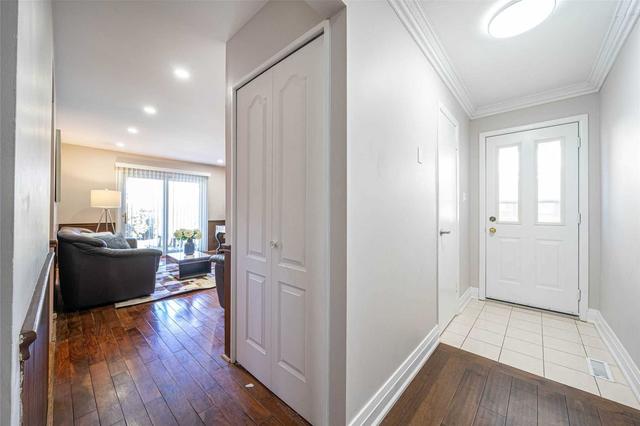 74 Deerbrook Tr, House detached with 5 bedrooms, 3 bathrooms and 4 parking in Toronto ON | Image 2