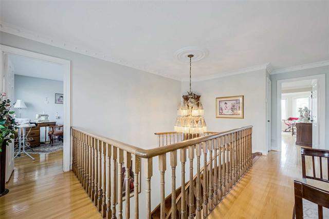 19 Tannery Crt, House detached with 4 bedrooms, 4 bathrooms and 9 parking in Richmond Hill ON | Image 2