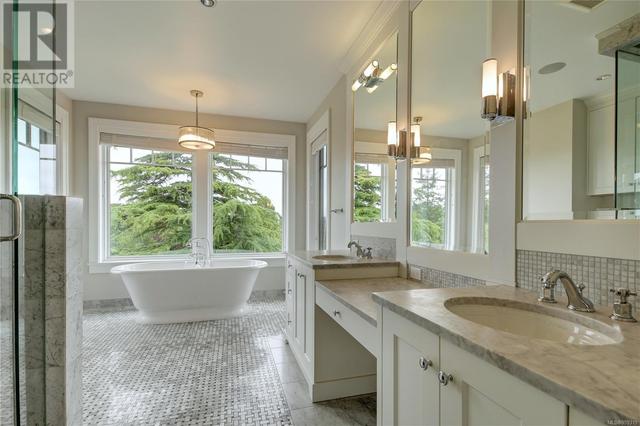 2990 Beach Dr, House detached with 4 bedrooms, 4 bathrooms and 6 parking in Oak Bay BC | Image 33
