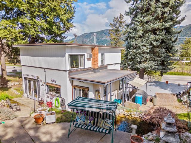 2612 Columbia Avenue, House detached with 4 bedrooms, 2 bathrooms and null parking in Castlegar BC | Image 35
