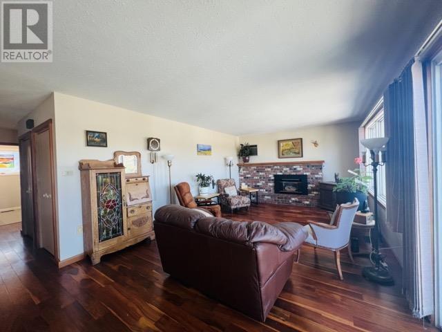 1390 N Twelfth Avenue, House detached with 4 bedrooms, 3 bathrooms and null parking in Williams Lake BC | Image 2