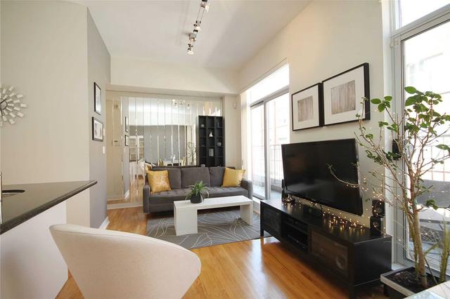 3 - 1388 Bloor St W, Townhouse with 2 bedrooms, 2 bathrooms and 1 parking in Toronto ON | Image 5