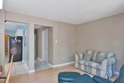 5039 Rundle Crt, House attached with 3 bedrooms, 3 bathrooms and 4 parking in Mississauga ON | Image 2