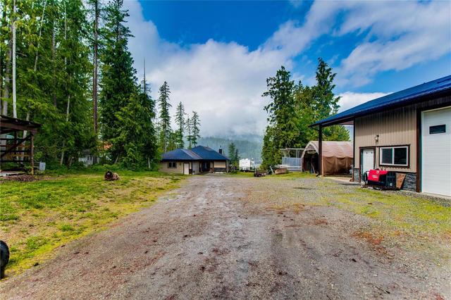 9045 Hummingbird Drive, House detached with 3 bedrooms, 2 bathrooms and 5 parking in Columbia Shuswap E BC | Image 30